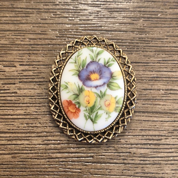 Vintage Floral Cameo Pin / Pendant Milk Glass - Picture 3 of 11